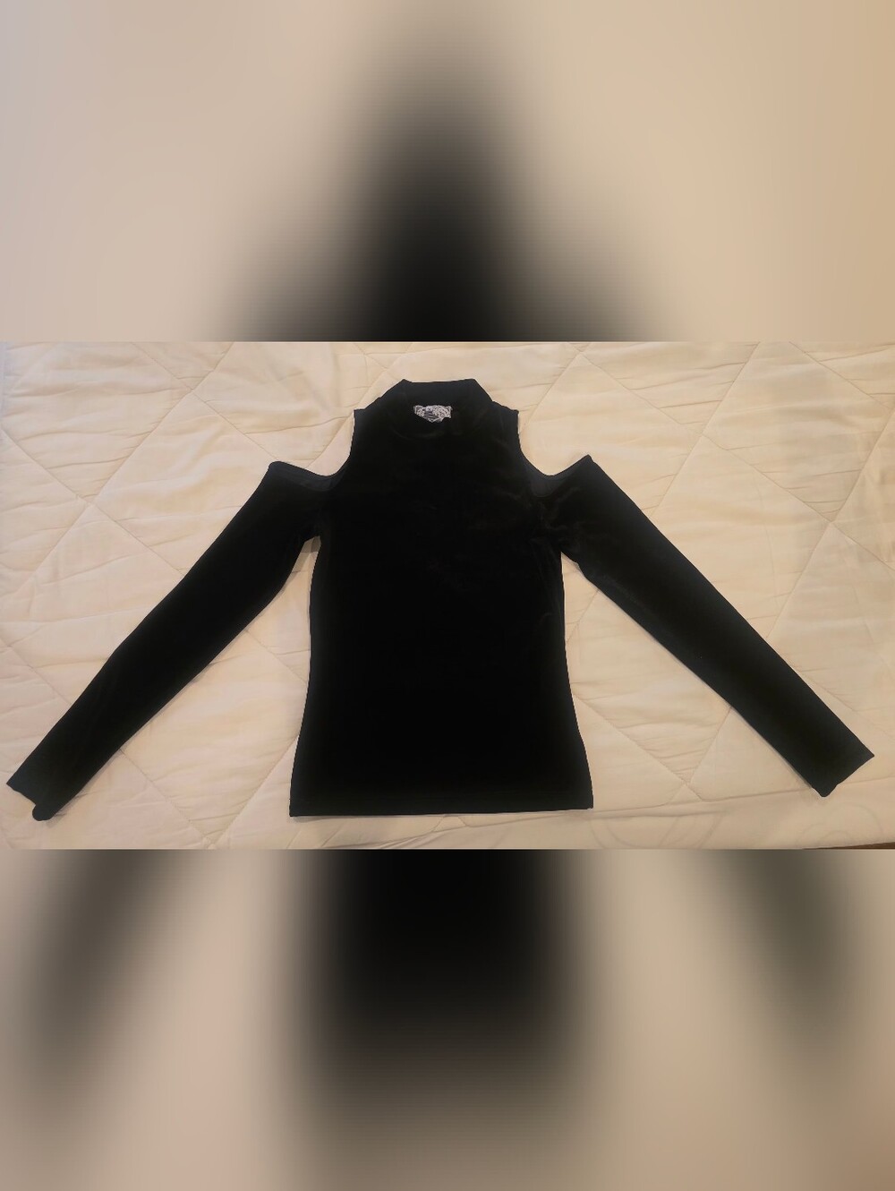 Sadie & Sage Black Cold-Shoulder Velvet Long Sleeve Top